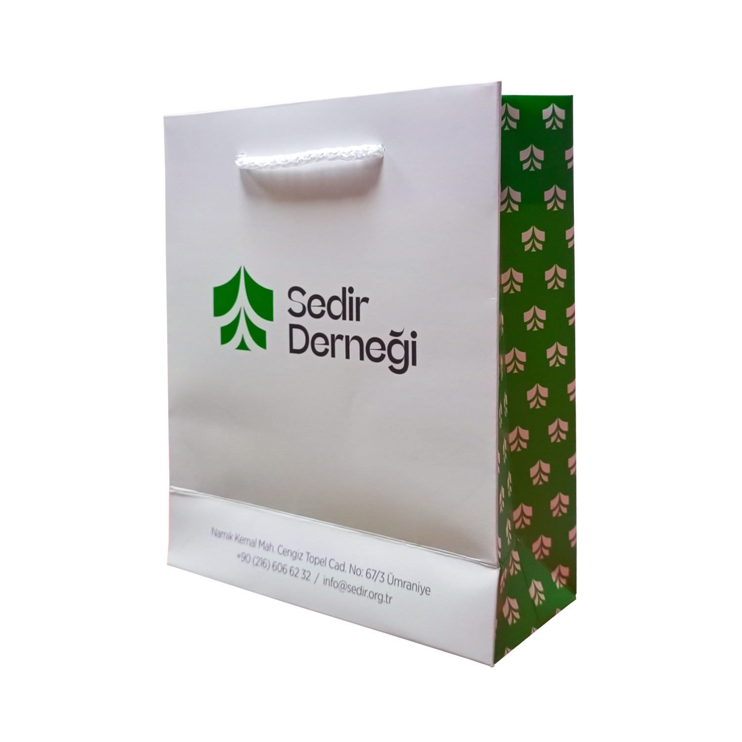 Yardım derneği için üretilmiş olan 17x20x7 cm ebatlarında dikey bristol karton çanta örneği, kutucu